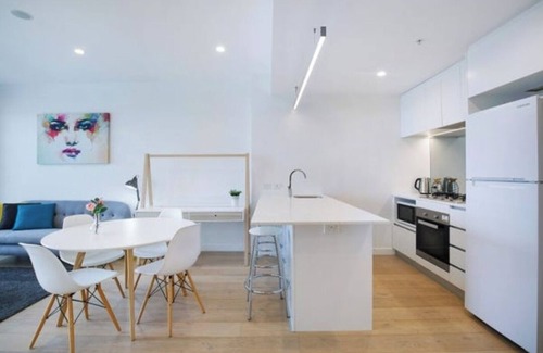 Spring Hill Apartment | Bright Brisbane CBD resort-style escape