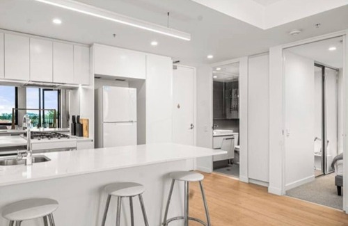 Spring Hill Apartment | Bright Brisbane CBD resort-style escape