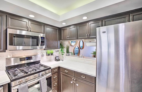 Burbank Condo | Bright Burbank Condo < 2 Mi to Griffith Park!