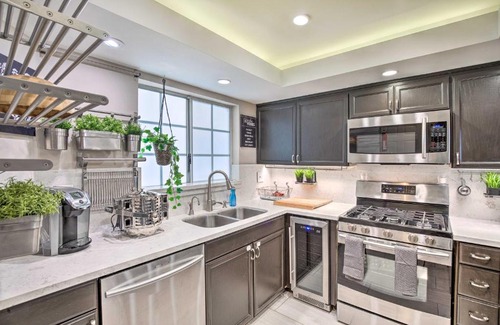 Burbank Apartment | Bright Burbank Condo Less Than 2 Mi to Griffith Park!