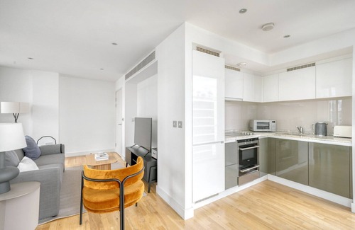 Canary Wharf Apartment | Bright Canary Wharf 1BR, steps to South Quay light rail, by Blueground