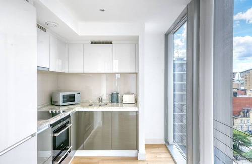 Canary Wharf Apartment | Bright Canary Wharf 1BR, steps to South Quay light rail, by Blueground