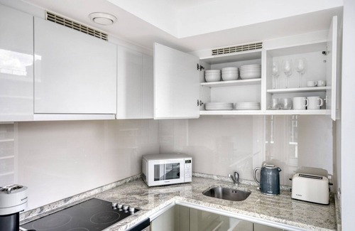 Canary Wharf Apartment | Bright Canary Wharf 1BR, steps to South Quay light rail, by Blueground