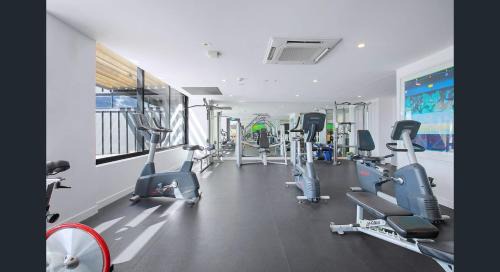 Spring Hill Apartment | Bright CBD 2 bedroom resort-style escape
