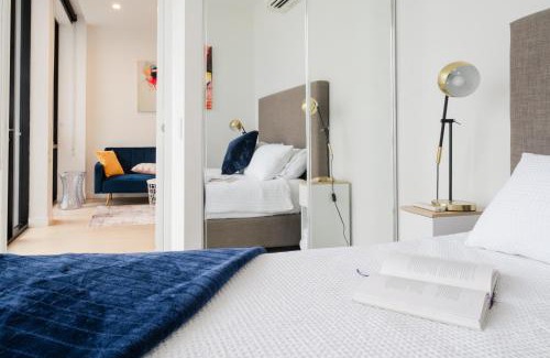 Spring Hill Apartment | Bright CBD 2 bedroom resort-style escape