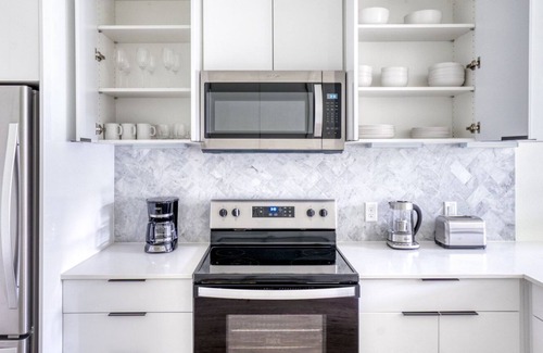 Brentwood Apartment | Bright Central Austin 1BR w/ Pool, Roof & W/D, nr Domain, by Blueground