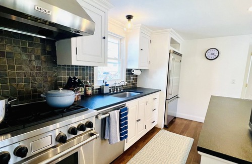 Culloden Shores Cottage | Bright, charming cottage with 3 bedrooms and WiFi near sound beach