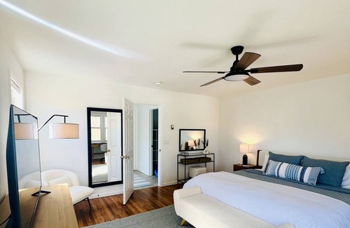 Culloden Shores Cottage | Bright, charming cottage with 3 bedrooms and WiFi near sound beach