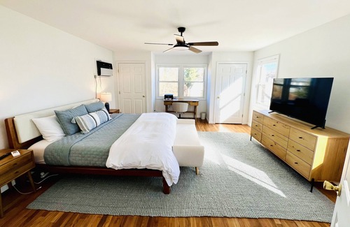 Culloden Shores Cottage | Bright, charming cottage with 3 bedrooms and WiFi near sound beach