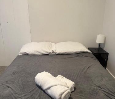 Southwest Edmonton Apartment | Bright & Chic 3-Bed Unit for Family or Business by UofA, Whyte Ave, Downtown in Edmonton
