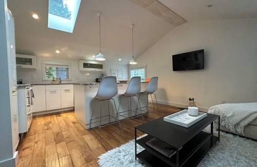 Crescent Beach Apartment | Bright, clean coach house suite in desirable Ocean Park close to Crescent Beach.
