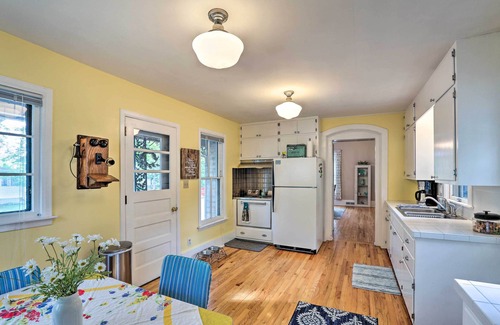 Clear Lake House | Bright Clear Lake Getaway, 4 Blocks to Downtown!