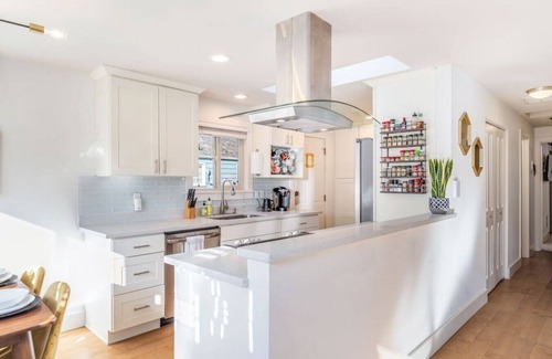 Central District House | Bright & Comfy Central Gem