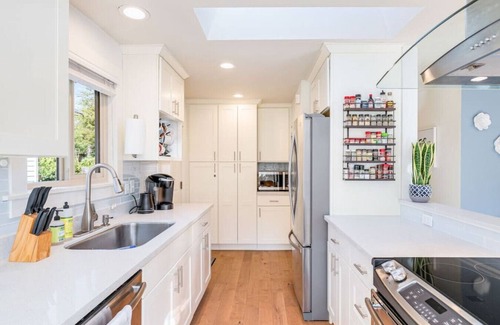 Central District House | Bright & Comfy Central Gem