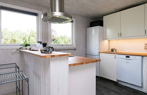 Hou House | Bright Cottage by the Lagoon-By Traum