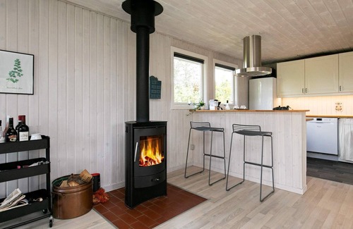 Hou House | Bright Cottage by the Lagoon-By Traum