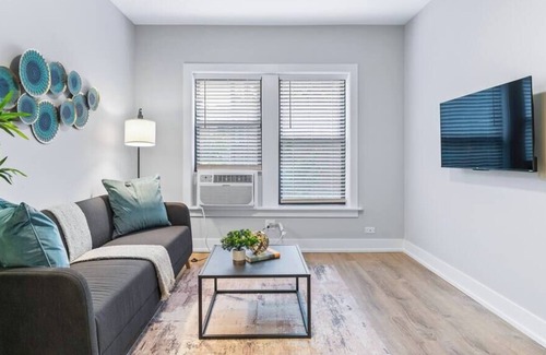 Boystown Apartment | Bright & Cozy 1BR w/ In-Unit Laundry