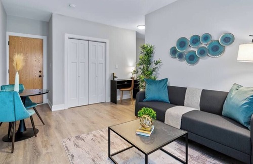 Boystown Apartment | Bright & Cozy 1BR w/ In-Unit Laundry