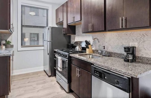 Boystown Apartment | Bright & Cozy 1BR w/ In-Unit Laundry