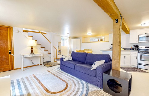 Alameda Apartment | Bright & cozy Alameda apartment in central location with washer/dryer - dogs OK