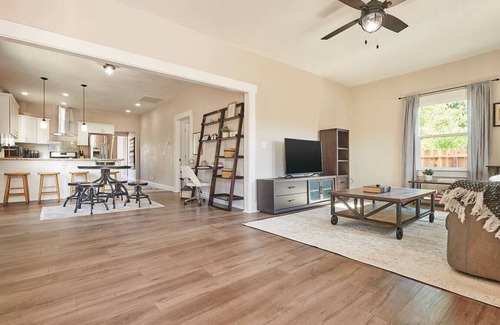 Tower District House | Bright & Cozy Best Tower District Location