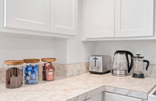Brooklyn Apartment | Bright & Cozy Brooklyn Apartment | Full Kitchen