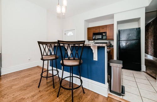 Jackson Ward Apartment | Bright & Cozy Downtown Apartment - Free Parking - Dogs Welcome - Fast Wi-Fi