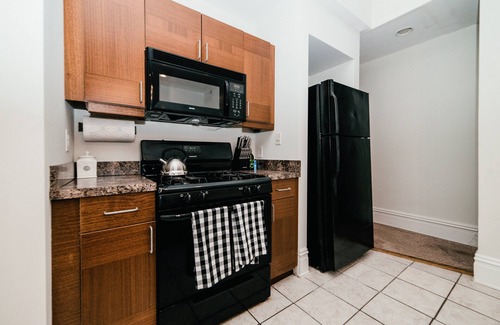 Jackson Ward Apartment | Bright & Cozy Downtown Apartment - Free Parking - Dogs Welcome - Fast Wi-Fi