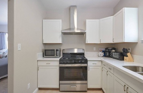 Tower District House | Bright & Cozy Studio Best Tower District Location