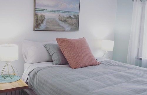 Courtenay House | Bright & cozy suite with ping pong table, close to ski hill, beaches & trails