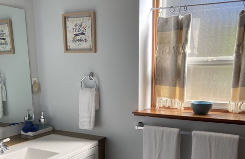 Courtenay House | Bright & cozy suite with ping pong table, close to ski hill, beaches & trails