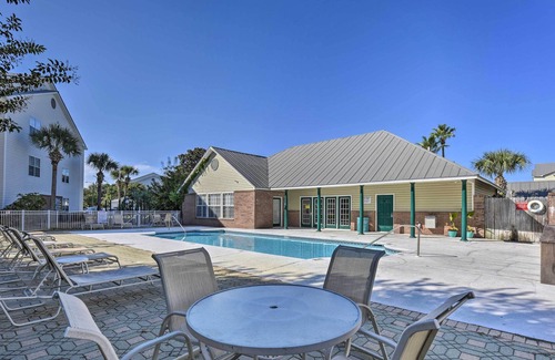 Indian Bayou Condo | Bright Destin Condo w/ Beach Gear - Walk to Beach!
