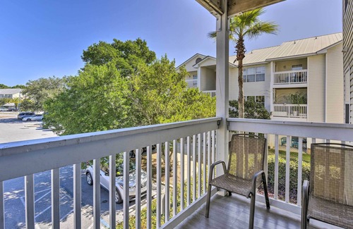 Indian Bayou Condo | Bright Destin Condo w/ Beach Gear - Walk to Beach!