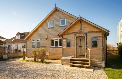 Wittering House | Bright & Dreamy On the Beach Garden & Balcony