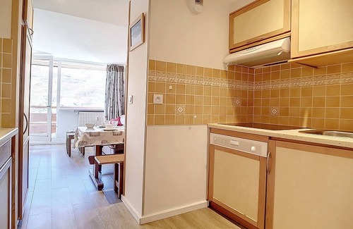Les Menuires Apartment | Bright Duplex Apartment · Ski-in/Ski-out · Balcony