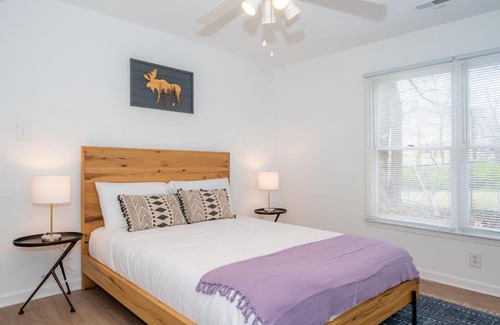 Durham Apartment | Bright Durham 1BR with Parking