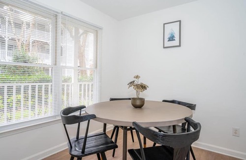 Durham Apartment | Bright Durham 1BR with Parking