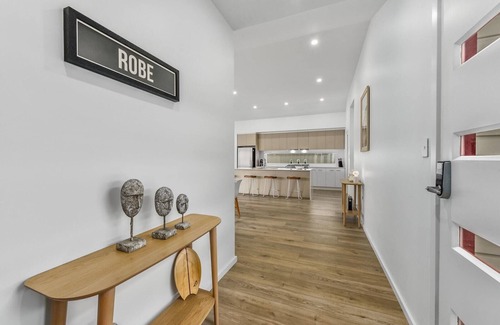 Waterhouse House | Bright & Easy- Pet Friendly Outside 7 Cobb n Co Way Robe