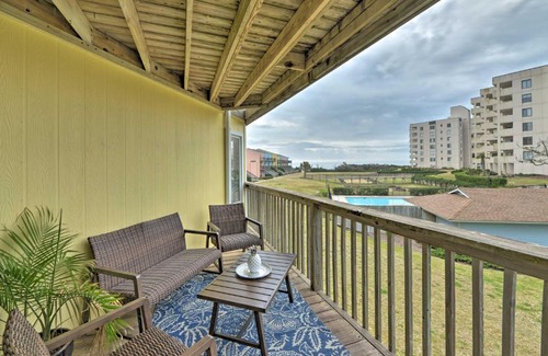 Emerald Isle Apartment | Bright Emerald Isle Condo with Private Beach Access!