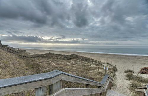 Emerald Isle Apartment | Bright Emerald Isle Condo with Private Beach Access!