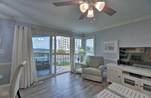 Emerald Isle Apartment | Bright Emerald Isle Condo with Private Beach Access!