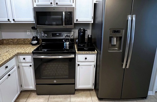 Crown Pointe Condo | Bright end-unit 3BR w/vaulted ceilings near beach