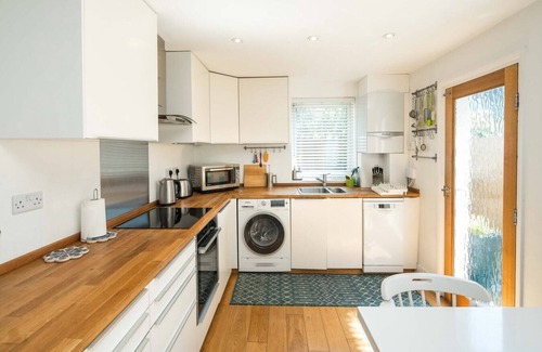 West Ham House | Bright, family and business friendly house