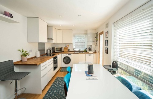 West Ham House | Bright, family and business friendly house