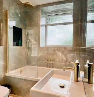 Dudden Hill Apartment | Bright Flat near Neasden Station