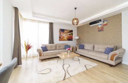 Antalya City Centre Apartment | Bright Flat w Balcony 15 min to Konyaalti Beach