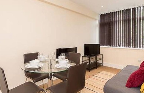 Horsham Apartment | Bright & Fresh APT Close To Town Centre &Train Station