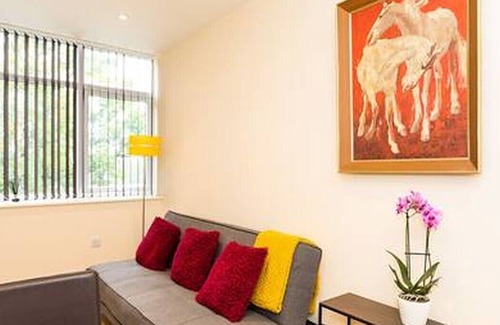 Horsham Apartment | Bright & Fresh APT Close To Town Centre &Train Station