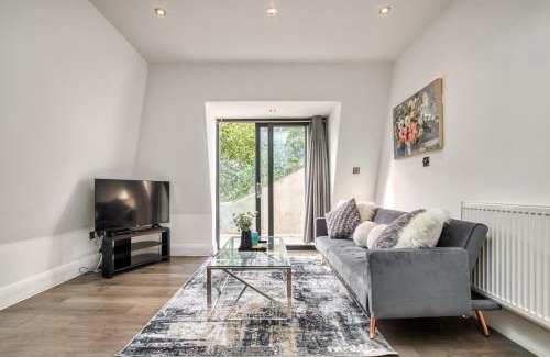 Southfields Apartment | Bright & Glamorous Apartment 1BR 1BA Private Balcony