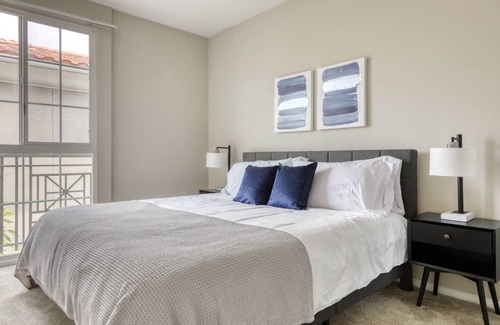 Verdugo Viejo Apartment | Bright Glendale 2BR w/ Gym, Pool & Jacuzzi, walk to Bars, by Blueground